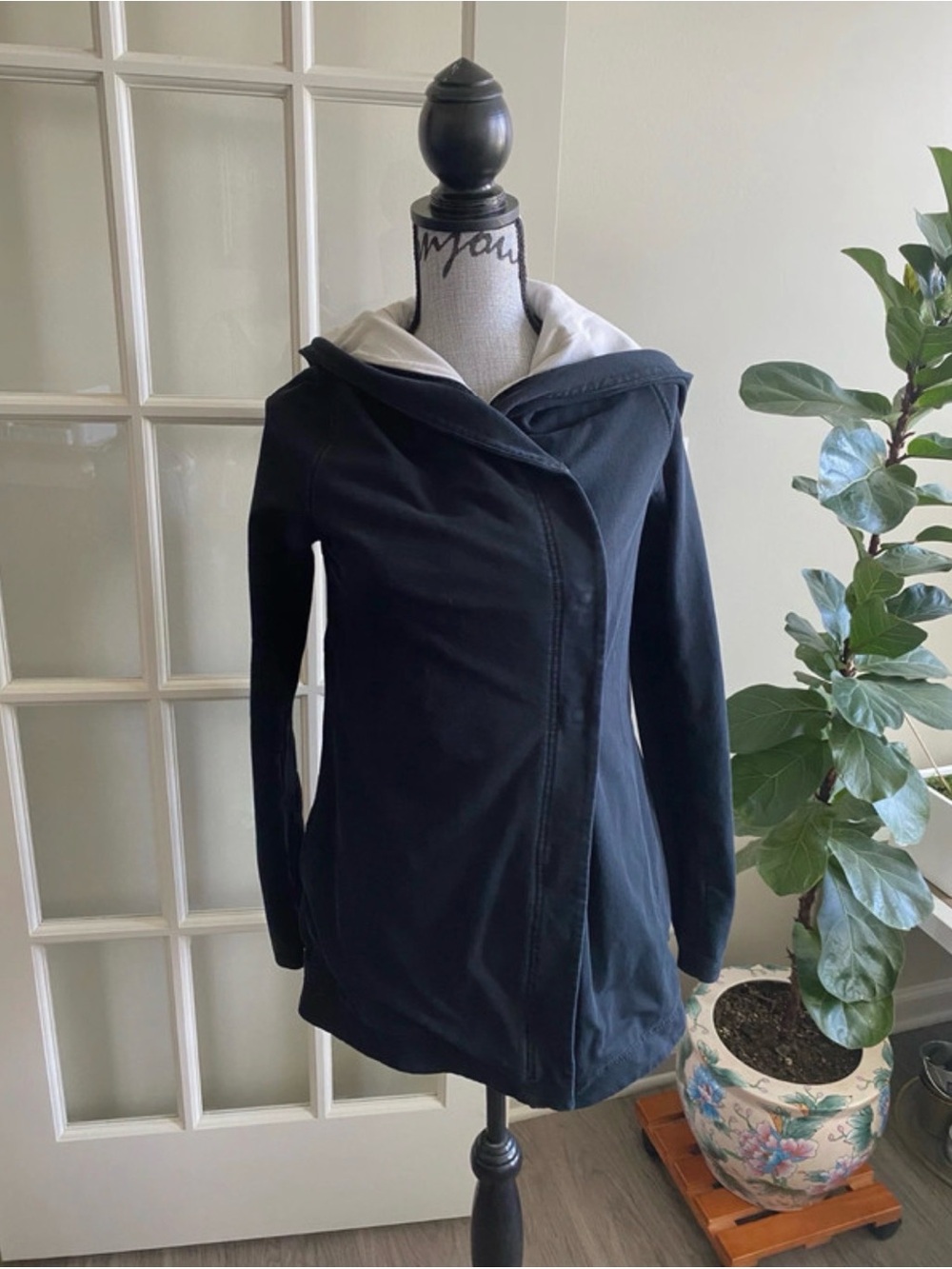 Black lululemon savanasa jacket size 6